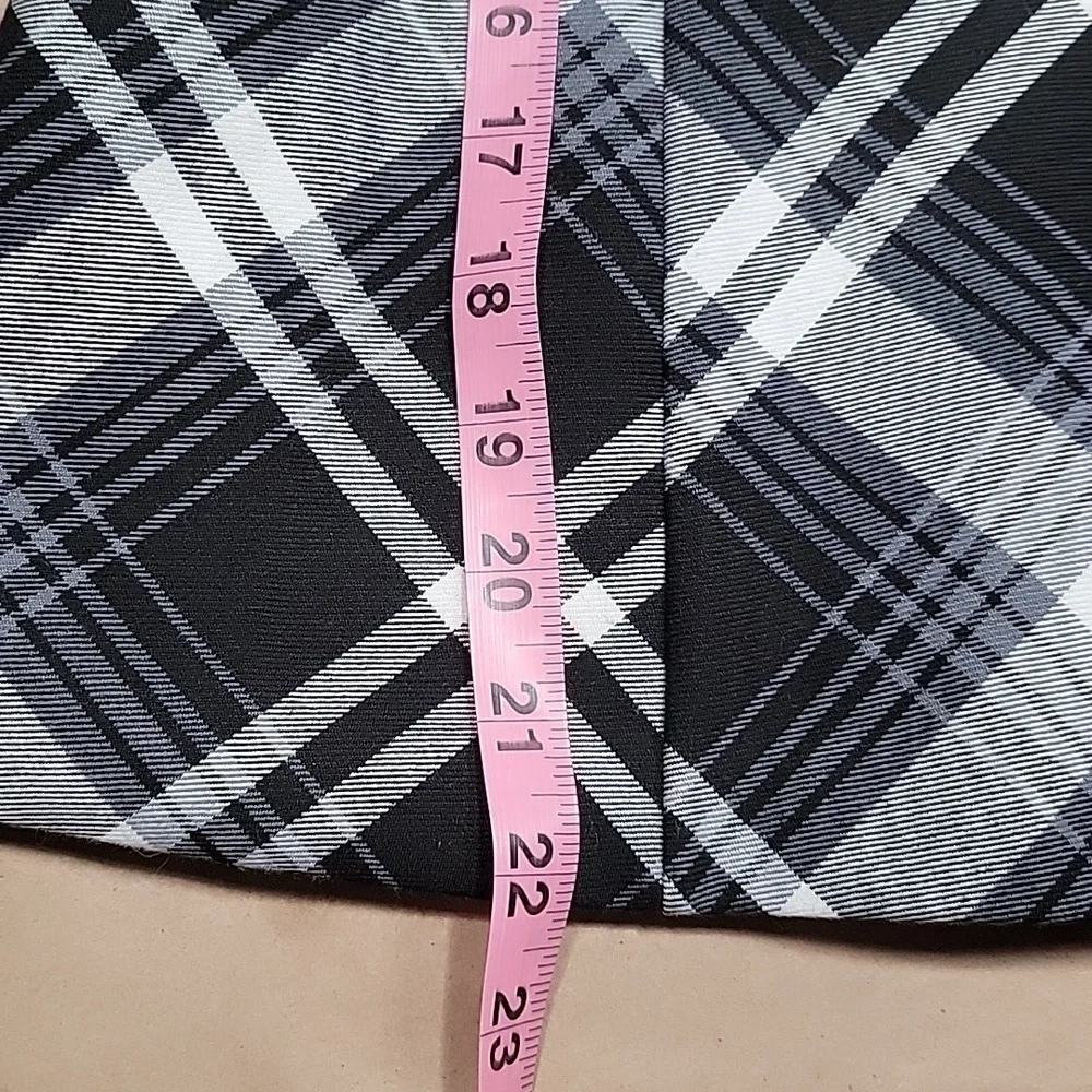 White House Black Market Size 0 Black & White Plaid Sleeveless Top / Vest